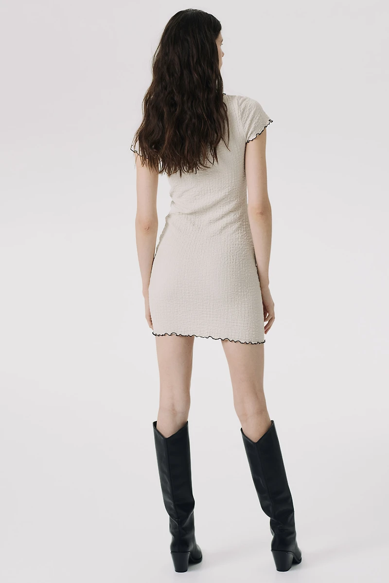 Robe froissée avec détails surjetés