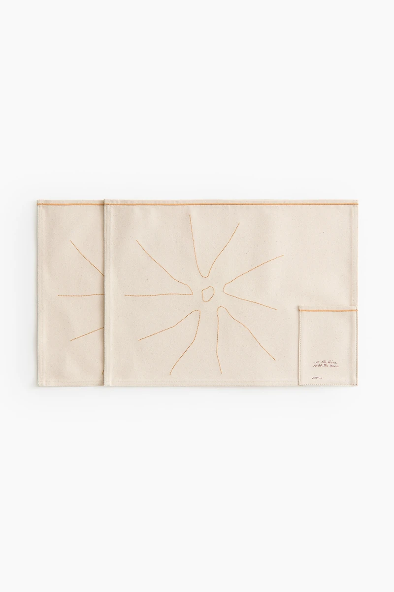 2-pack embroidery-detail place mats