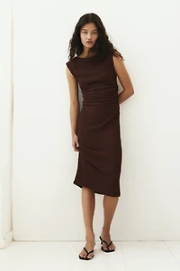 Robe moulante à effet drapé