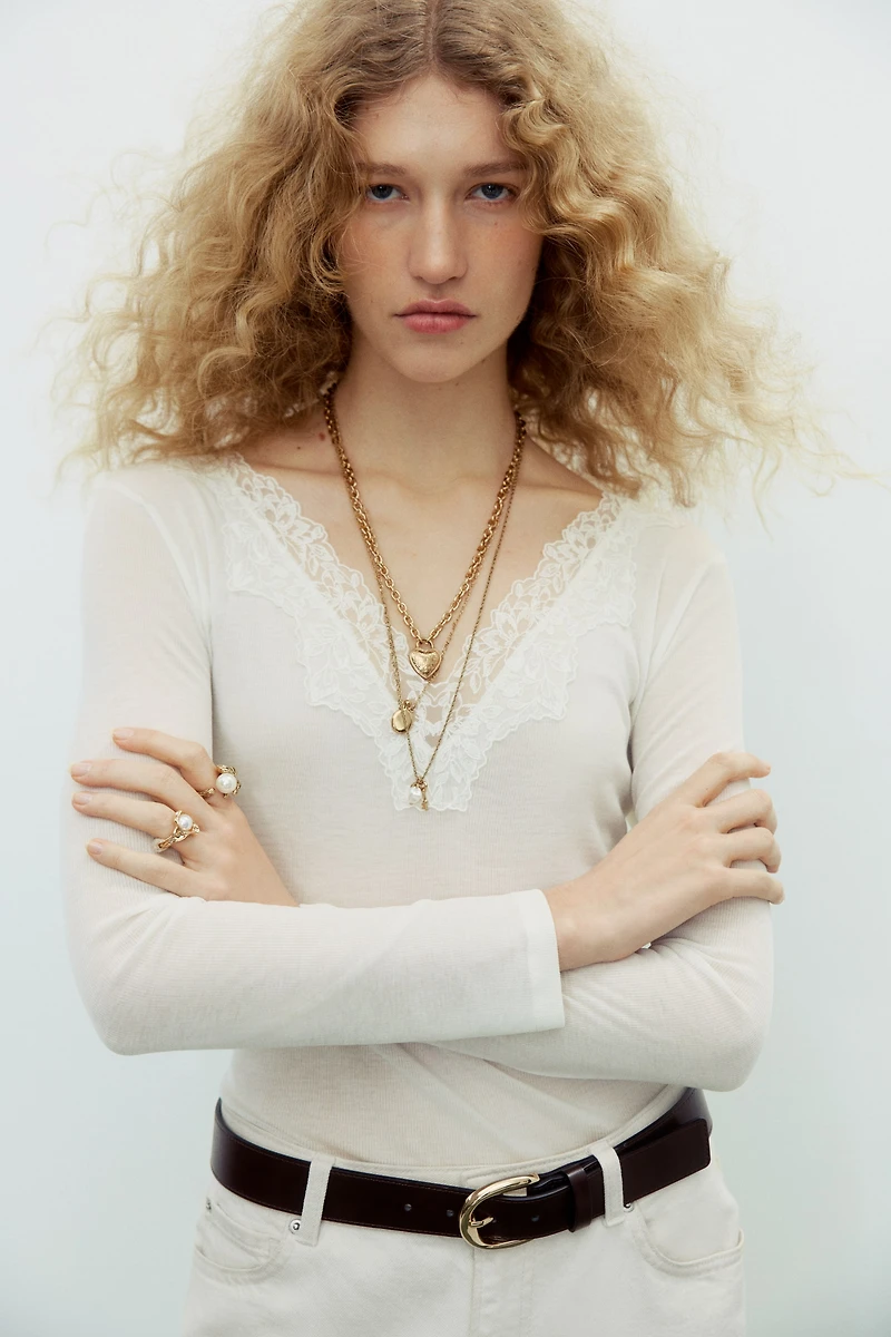 Haut orné de dentelle