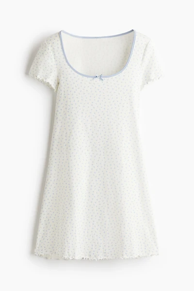 Robe à détails surjetés avec jupe évasée