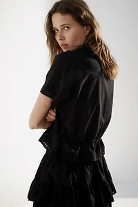 Haut à boutons avec broderie anglaise