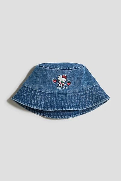 Chapeau en denim avec broderies