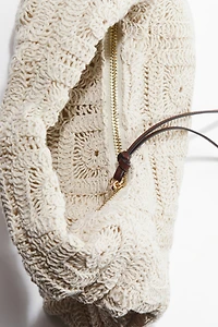 Sac à main à l’aspect crochet