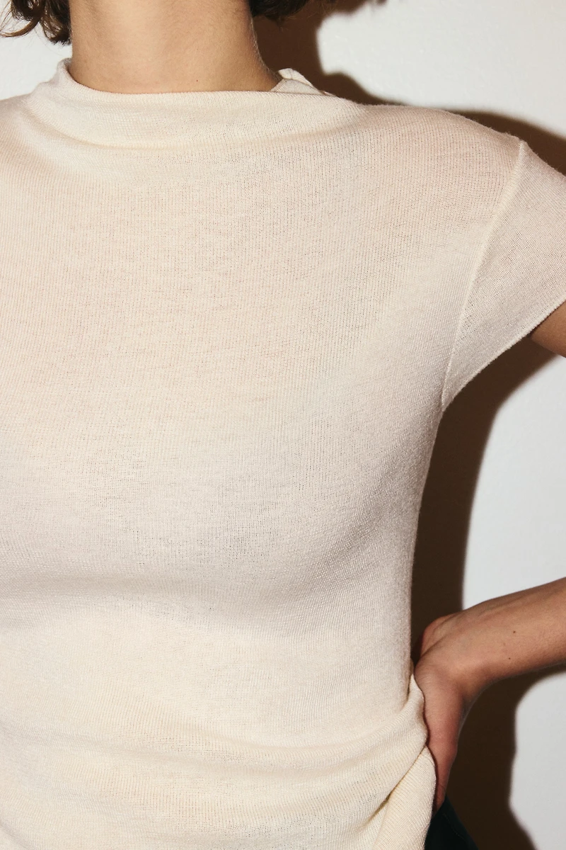 Haut en fin tricot à col cheminée