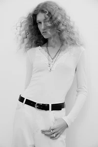 Haut orné de dentelle