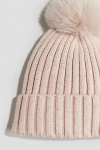 Bonnet en tricot côtelé avec pompon