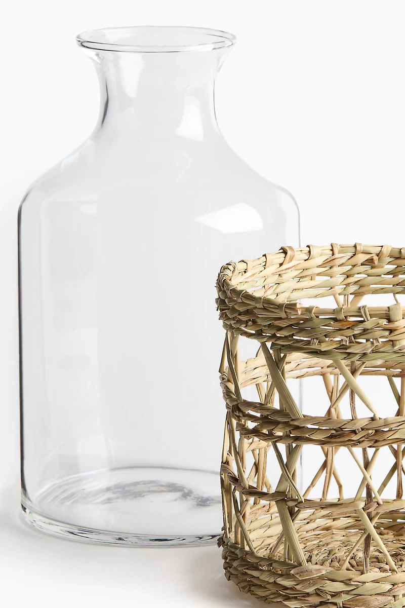 Carafe en verre avec panier en jonc de mer