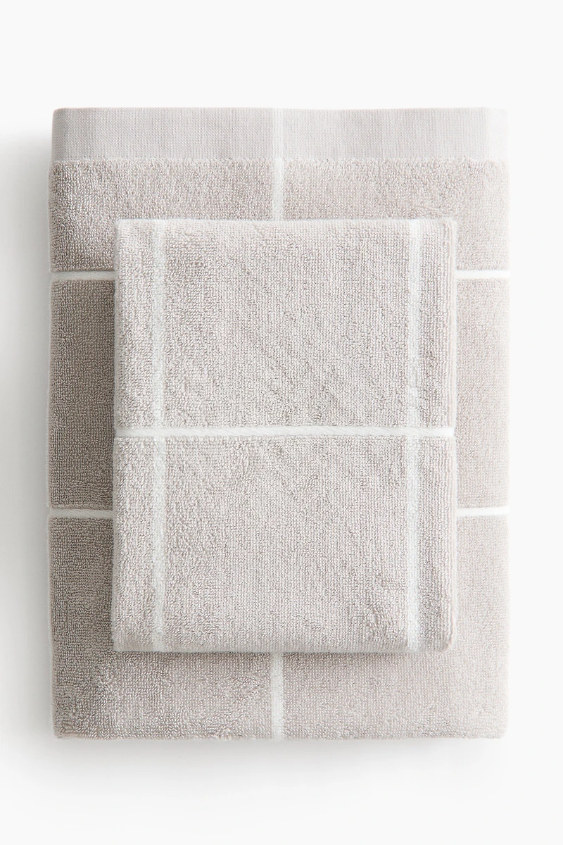 Grid-patterned bath towel