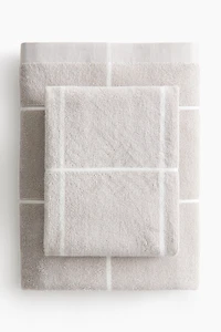Grid-patterned bath towel