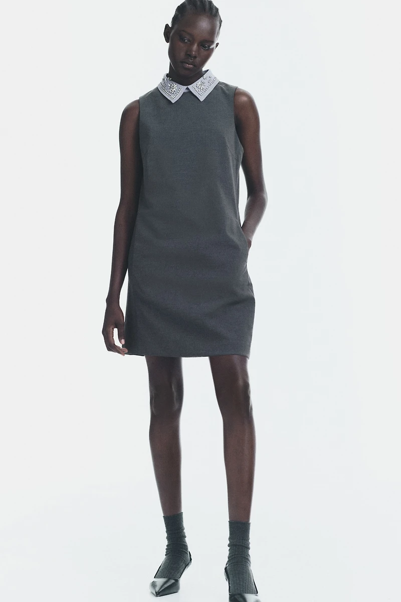 Robe trapèze avec col ornementé