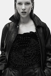 Haut ornementé à bretelles fines