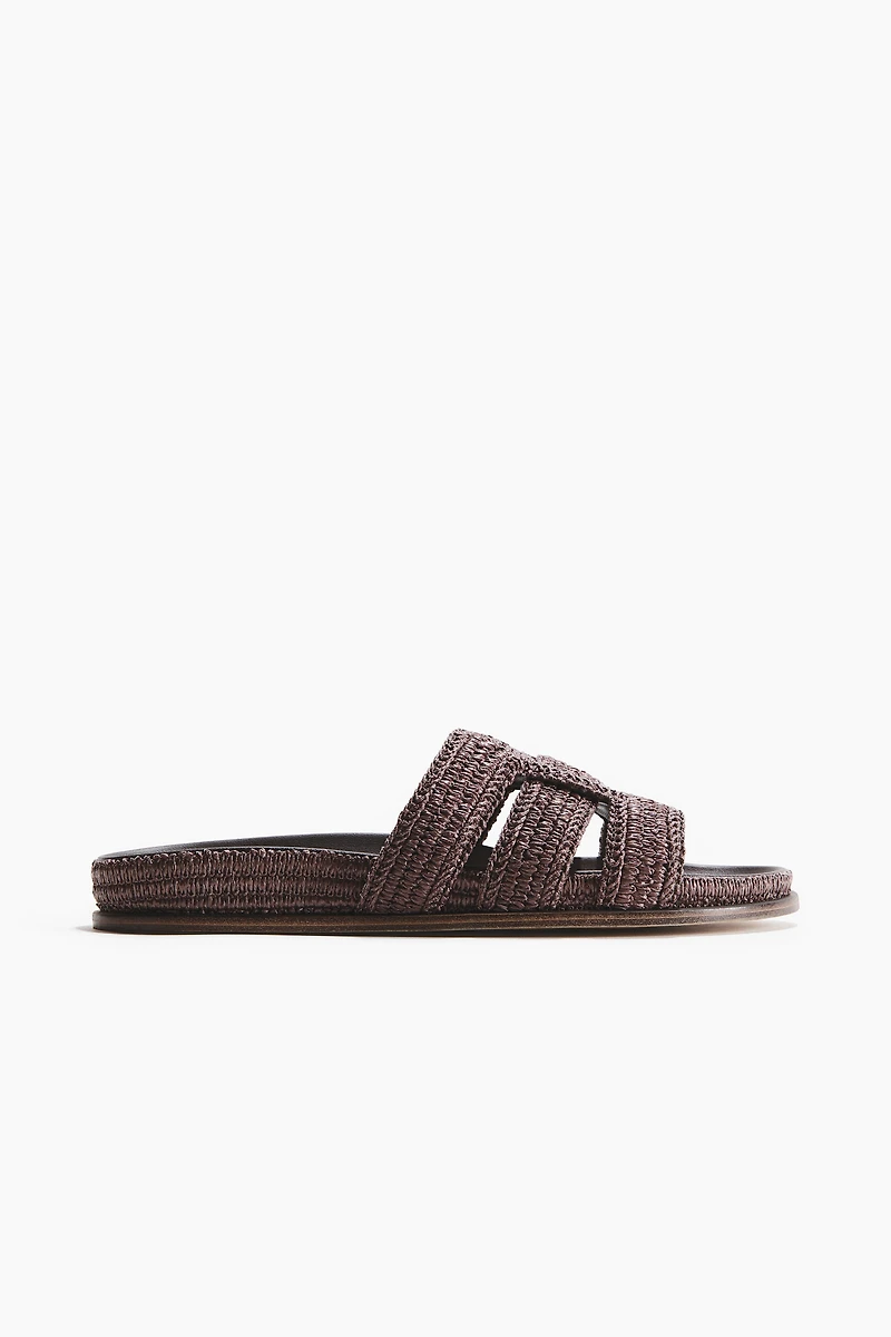 Sandales en paille tressée