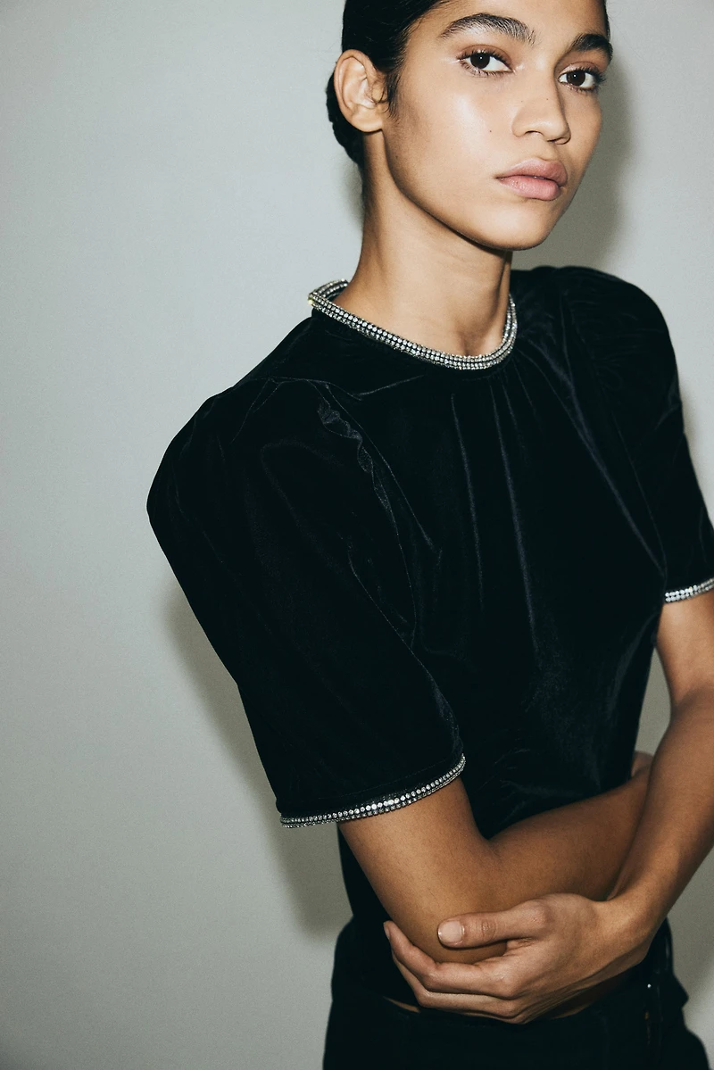 Haut en velours orné de strass