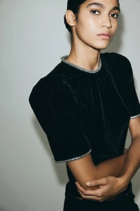 Haut en velours orné de strass