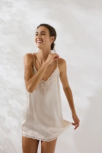 Nuisette en satin avec dentelle