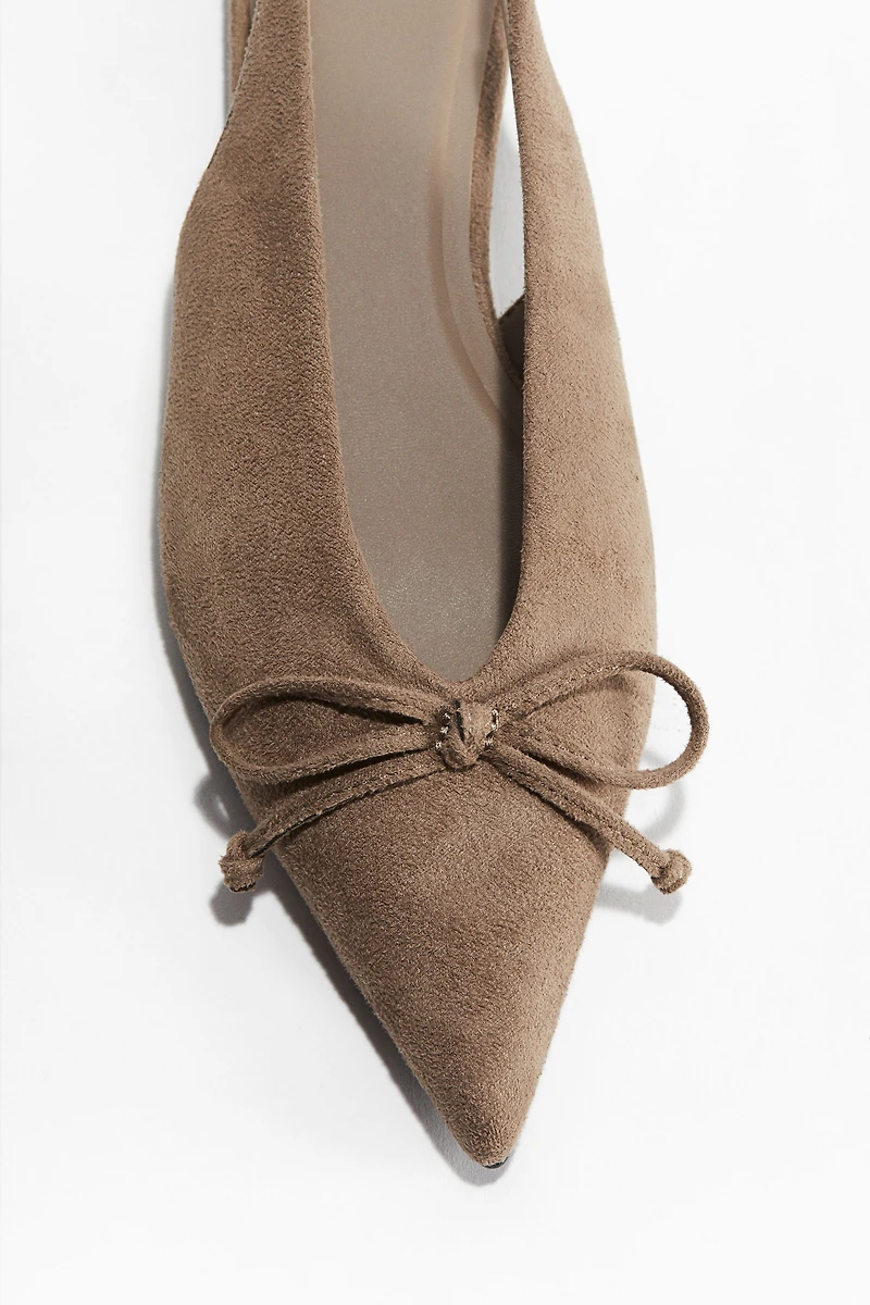 Escarpins à bride arrière avec boucle