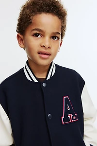 Veste de baseball à motifs brodés comme détails