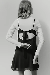 Robe à bretelles fines avec rubans nouer