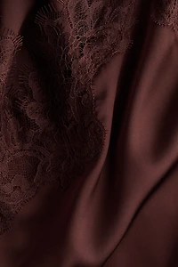 Pyjama en satin avec dentelle