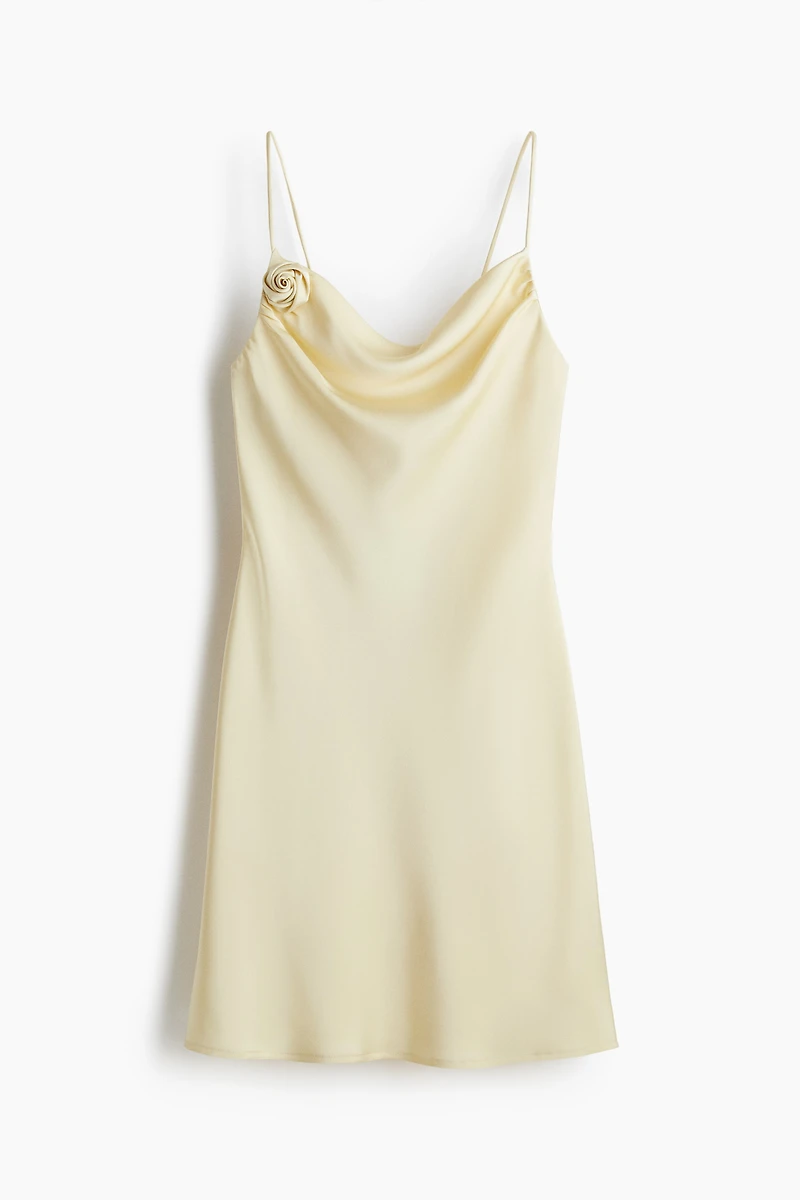 Robe combinaison en satin avec détail à nouer