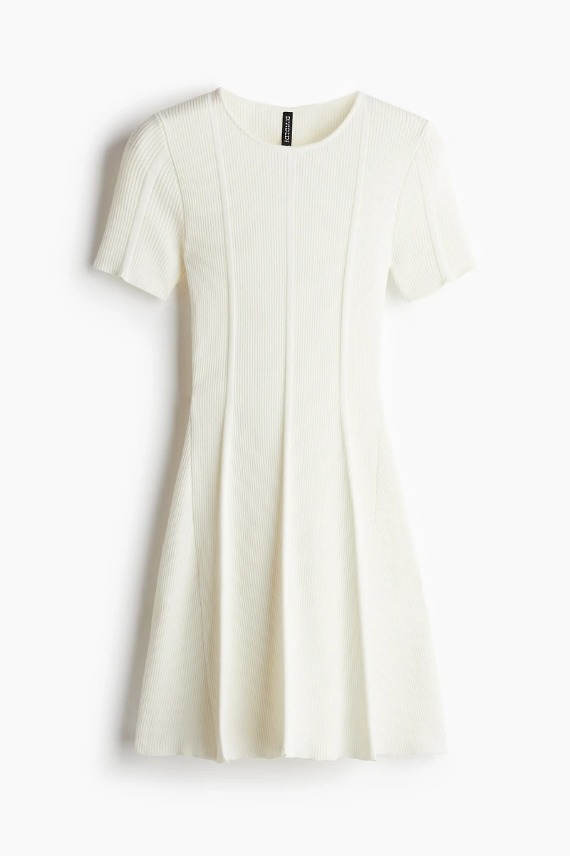 Robe en tricot côtelé avec jupe évasée