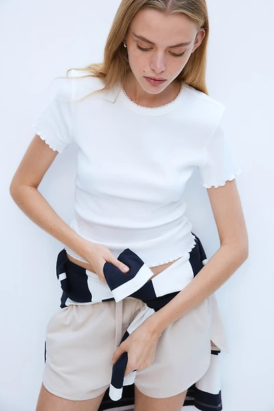 T-shirt avec détails surjetés