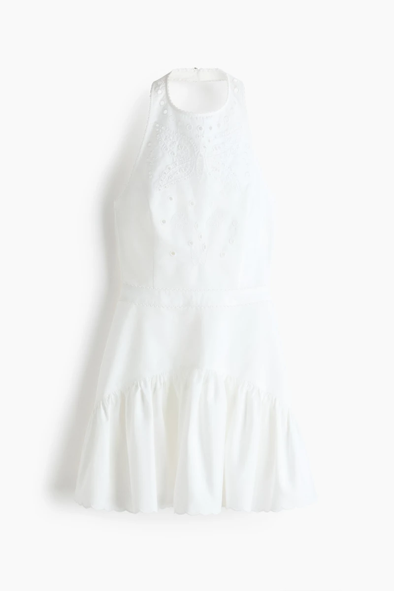 Robe dos nu avec broderie anglaise