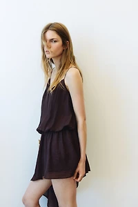 Robe asymétrique avec bretelles fines