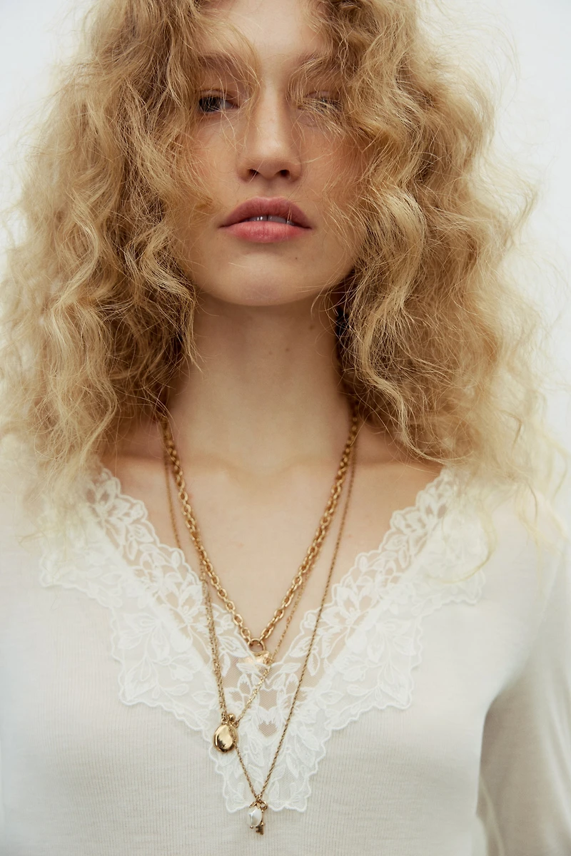 Haut orné de dentelle