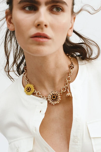 Collier court avec breloques