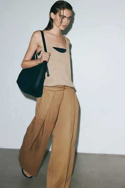 Pantalon froissé avec détails croisés