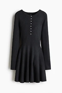 Robe en tricot côtelé avec jupe évasée