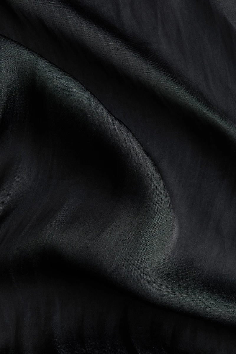 Pantalon en satin avec détail croisé
