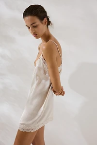 Nuisette en satin avec dentelle