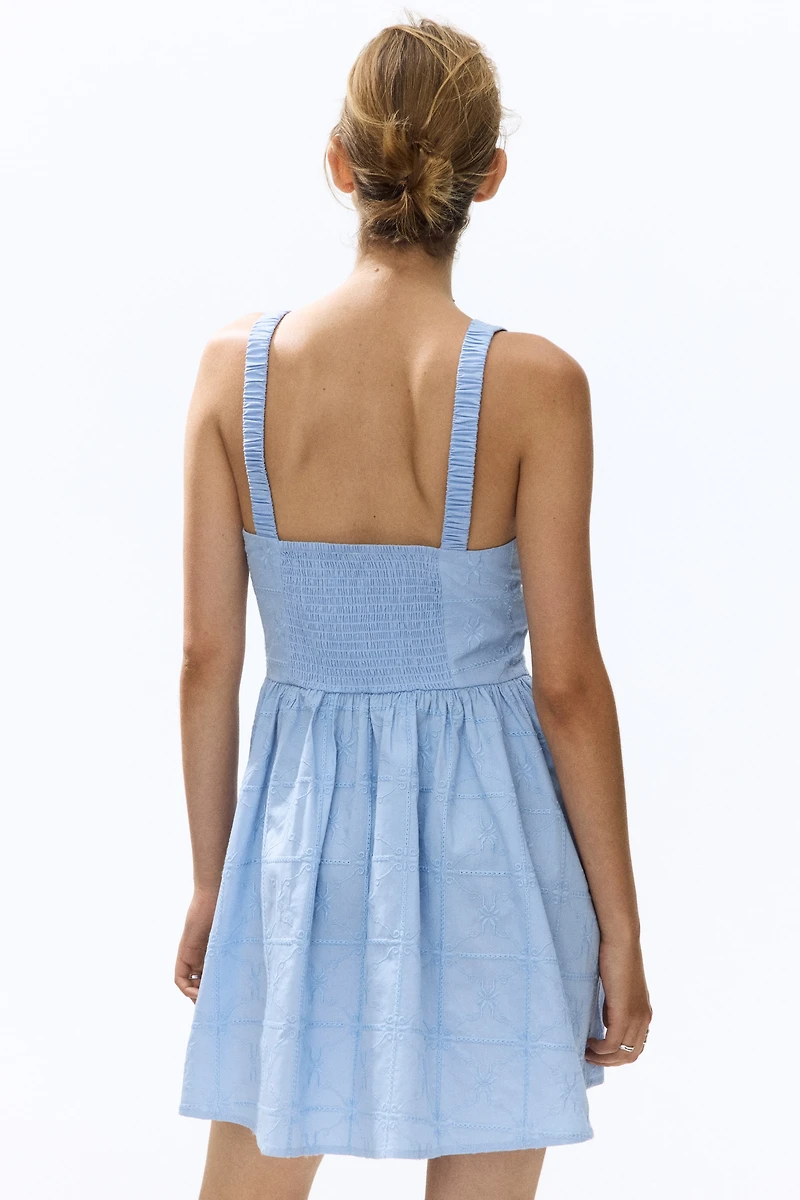Robe brodée à jupe évasée
