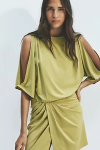 Robe épaules dénudées à effet drapé