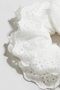 Cache-élastique avec broderie anglaise