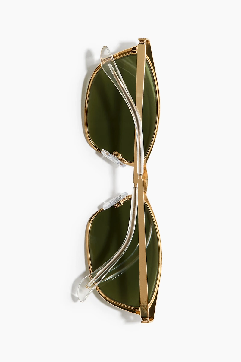 Fines lunettes de soleil yeux de chat
