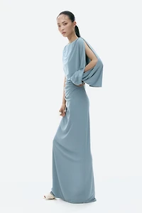 Robe drapée avec détail style cape