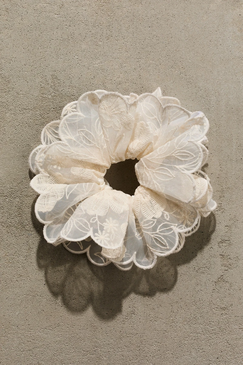 Cache-élastique brodé