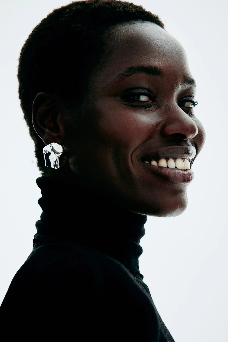 Boucles d'oreilles anguleuses sur tige