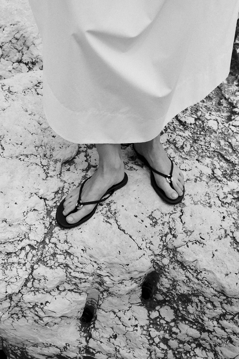 Ring-Detail Flip-Flops