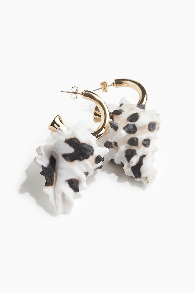 Seashell-Pendant Earrings