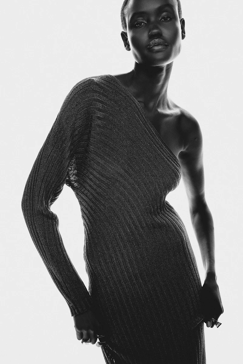 Robe asymétrique à effet métallisé