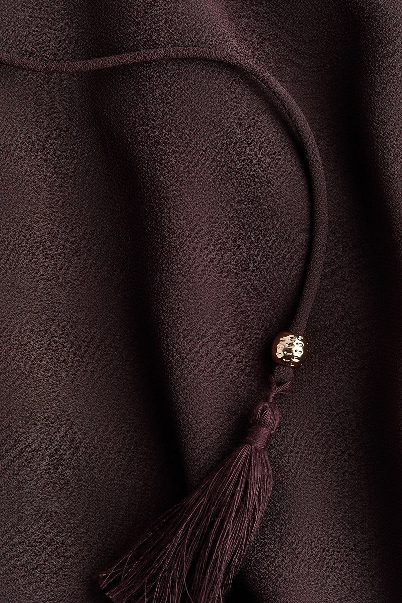 Robe en mousseline avec détail d’aspect cape