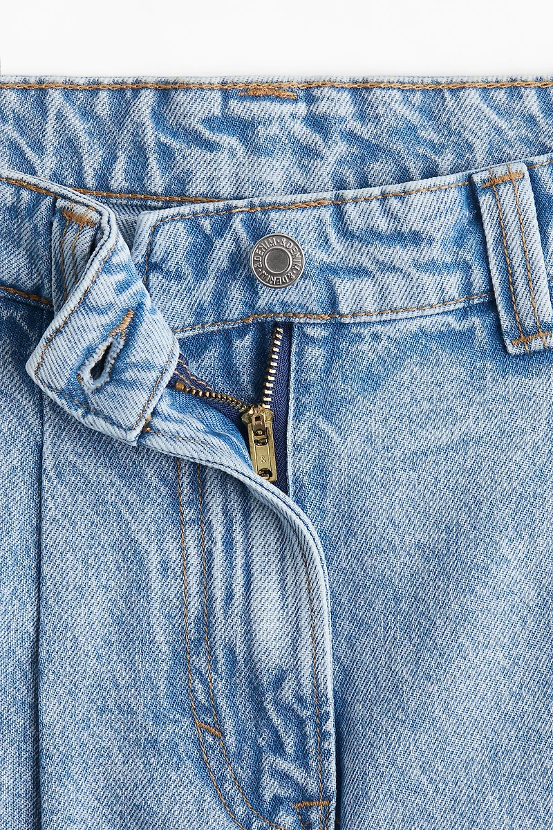 Short en denim à plis devant