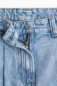 Short en denim à plis devant