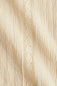 Blouse froissée avec dentelle