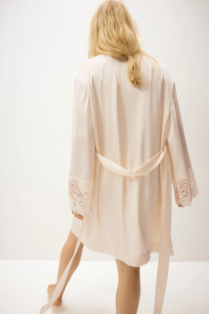 Robe de chambre en satin avec dentelle.